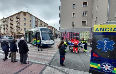 El hombre atropellado por la villavesa en la Rochapea ha sido trasladado en ambulancia al Hospital Universitario de Navarra