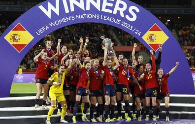 Las jugadoras españolas con la navarra Maite Oroz en medio celebran el título con la copa de campeonas de la Nations League./
