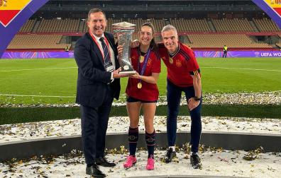 Rafa Del Amo, Maite Oroz y Javi Lerga posan con el trofeo de campeones de la Liga de las Naciones./