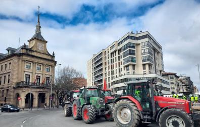 Los tractores de los agricultores navarros han vuelto a las carreteras y a las calles del centro de Pamplona este jueves.