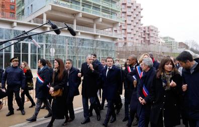 El presidente francés, Emmanuel Macron, durante su visita a la villa olímpica de París 2024