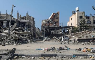 Escombros de casas destruidas y escombros en el campo de refugiados de Al Nuseirat, en el centro de la Franja de Gaza, tras los ataques aéreos israelíes
