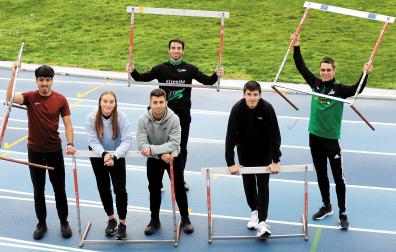 De izda. a dcha., Hugo López, Aitana Radsma, Tristan Cárdenas, Jon Seriola, Nacho Sáez y Unai Yoldi, ayer en Larrabide, donde se reunieron para animar a Asier.