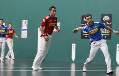 Iñaki Artola golpea de derecha ante Erik Jaka; al fondo, Jon Mariezkurrena y Ander Imaz