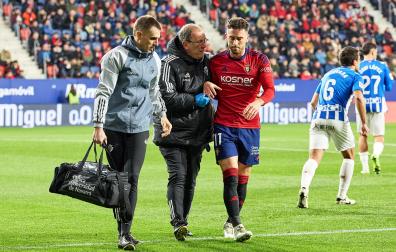 Kike Barja abandonó el campo junto al doctor Andrés Fernández y el fisio Asier Urkia antes de volver a probarse sin éxito./