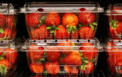 Fresas en bandejas en un supermercado