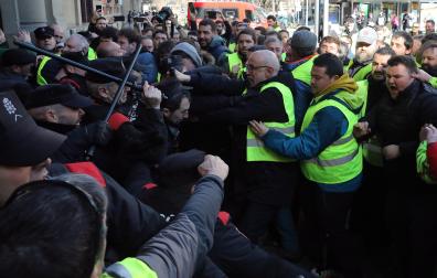 Agricultores navarros enfrentándose a la Policía Foral este jueves en la puerta del Parlamento