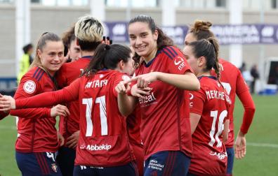 Las jugadoras rojillas celebran el gol de Valero