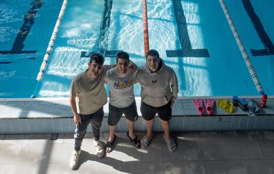 Gaizka Nicuesa, Víctor Echeverría y Aimar Diest, en la piscina del polideportivo de Estella