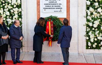 El alcalde de Madrid, José Luis Martínez-Almeida (d), y la presidenta de la Comunidad de Madrid, Isabel Díaz Ayuso, durante una ofrenda floral en el acto en memoria de las víctimas de los atentados ocurridos en Madrid el 11 de marzo de 2004