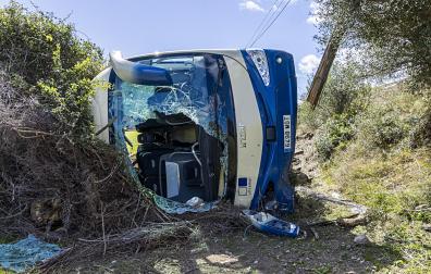 Vista del lugar de los hechos después de que un total de 27 personas hayan resultado heridas en la mañana de este lunes al este de Mallorca al caer por un terraplén de unos dos metros de altura y volcar el autocar en el que viajaban