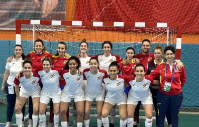Yeneba (1ª dcha., de pie) y Eunate (delante de ella), con España.