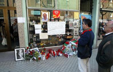Flores, velas y mensajes de apoyo en el escaparate de la tienda de Ángel Berrueta en la calle Martín Azpilicueta tras su asesinato en 2004
