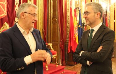 El vicepresidente primero y consejero de Presidencia e Igualdad del Gobierno de Navarra, Félix Taberna, y el secretario de Estado de Política Territorial, Arcadi España en su reunión de este miércoles