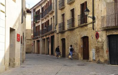 Vista de una de las calles del casco antiguo en las que se ha regulado la colocación de placas./