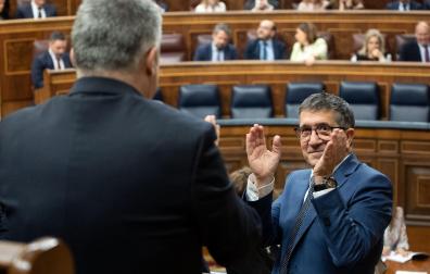 El portavoz del PSOE en el Congreso, Patxi López, aplaude durante la sesión plenaria del Congreso en la que se ha aprobado la Ley de Amnistía