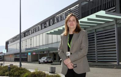 Vanesa Polo Subías, directora del aeropuerto de Pamplona, en el exterior de la terminal