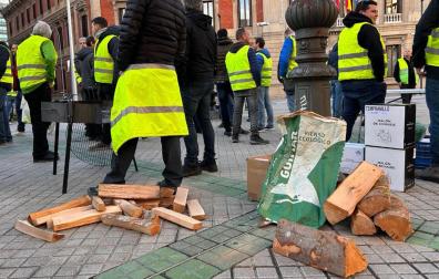 Agricultores y ganaderos se concentran ante el Parlamento de Navarra