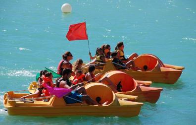 Puedes alquilar hidropedales por horas para disfrutar de un paseo y un baño en las tranquilas y relajantes aguas turquesas del embalse de Alloz