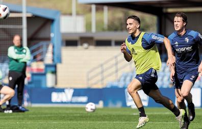 Asier Osambela persigue el balón en presencia de Jorge Herrando
