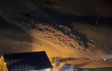 Un alud de nieve ha llegado casi hasta el aparcamiento de la estación de esquí aragonesa