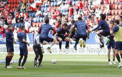 Calentamiento de los jugadores de Osasuna previo al partido contra el Real Madrid