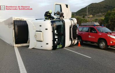 Estado en el que quedó el camión tras hacer la tijera y volcar en la Autovía del Camino, en el término de Cirauqui