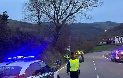 Patrullas de seguridad ciudadana de Guardia Civil habilitaron la zona para el aterrizaje del helicóptero de la Gendarmería Francesa y regularon la circulación en el punto del accidente