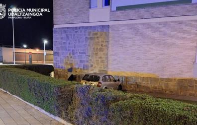 Lugar donde acabó el vehículo, contra la fachada de la UNED