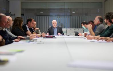 El consejero Aierdi y los directores generales de Agricultura y Desarrollo Rural, junto con representantes de las organizaciones agrarias