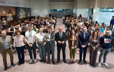 El consejero Gimeno, la consejera Maeztu y el director general de FP, Luis Calatayud, posan junto a los asistentes a la presentación de la oferta formativa de FP de Navarra para el curso 2024-2025