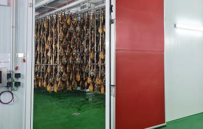 Cámara frigorífica de una empresa de jamones./
