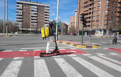La joven rider de 20 años trata de compaginar las 12 horas de trabajo con los estudios.