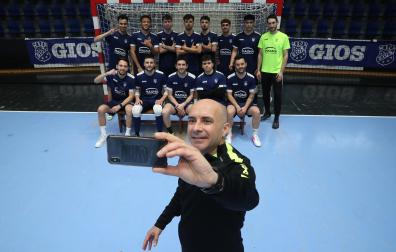 Miguel Hernández, entrenador de Osasuna Magna, se toma una fotografía junto a la plantilla