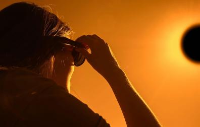 Nuestros ojos no están preparados para recibir la luz directa del Sol. Si lo hacemos, entre los daños que podemos sufrir está el crecimiento anormal del tejido que cubre nuestro globo ocular, lo que impide la visión y requiere de cirugía para ser removido