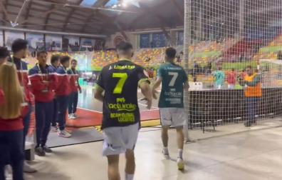 Los futbolista de Osasuna Magna saltan a la pista con el número '7' y el nombre de Linhares