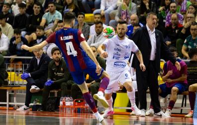 Dani Saldise, jugador de Osasuna Magna, y Catela, del Barcelona, pugnan por el balón