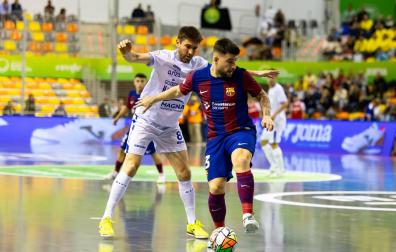 Roberto Martil defiende a Catela, autor de los dos goles del Barça.