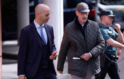 Tomás González Cueto (d), asesor jurídico externo de la Real Federación Española de Fútbol (RFEF), a su salida de los juzgados de Majadahonda tras comparecer ante la jueza que investiga contratos presuntamente irregulares durante la etapa de Luis Rubiales como presidente