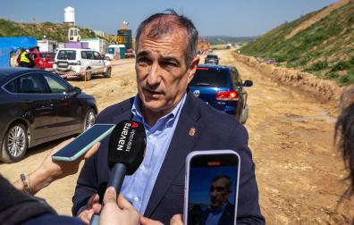 El consejero Óscar Chivite habla con los periodistas este viernes en su visita a la conexión entre las dos bocas del túnel de Monte Plano, en el tramo Olite-Tafalla Sur del TAV.