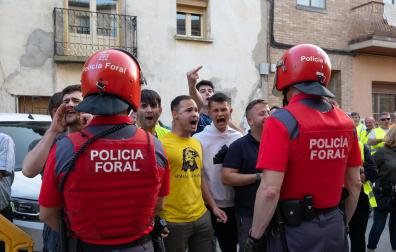 Fotos de las protestas y abucheos a la presidenta María Chivite en Cabanillas.
