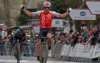 Ion Izagirre celebra su victoria en la edición de 2022 del Gran Premio Miguel Induráin.