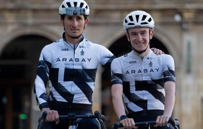Julen Amézqueta y Unai Esparza, ciclistas estelleses del Illes Balears-Arabay