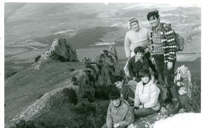 Los adultos José Luis Orduna y Joaquín Santisteban, junto a otros jóvenes montañeros en una salida de los principios de Boscos a Montejurra a finales de 1974