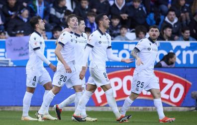 Pacheco celebra un gol junto a sus compañeros