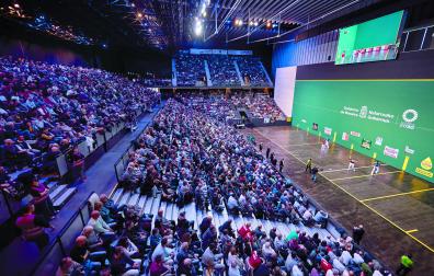 Panorámica del frontón del Navarra Arena, con casi 3.000 espectadores. El ambiente fue espectacular.