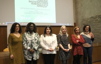 Desde la izquierda.: Amaia Arozarena (CEAR Navarra), que ejerció como moderadora de la mesa, y  Fátima Djarra (Médicos del Mundo), Andrea Corera (Antox), Itziar Iriarte (Xilema), Iranzu Baltasar (Itxaropen Gune) y Teresa Burgui (Aralar)