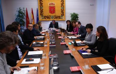 La Mesa y Junta de Portavoces del Parlamento, en una de sus reuniones semanales. De izquierda a derecha: Daniel Guzmán (Contigo-Zurekin), Pablo Azcona (Geroa Bai), Ramón Alzórriz (PSN), Mikel Zabaleta (EH Bildu), Juan Luis Sánchez de Muniáin (UPN), la Letrada Mayor del Parlamento Silvia Doménech, el presidente del Legislativo Unai Hualde (Geroa Bai), Ainhoa Unzu (PSN), Yolanda Ibáñez y Javier Esparza (UPN), Laura Aznal (EH Bildu) e Irene Royo (PP), a cuyo lado se sienta Maite Nosti (Vox)