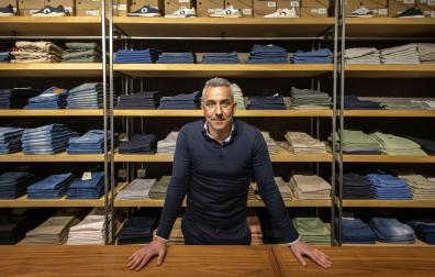 César Valcarlos, tras el mostrador de Cuadrado Pamplona, la tienda de moda hombre de la calle Estella