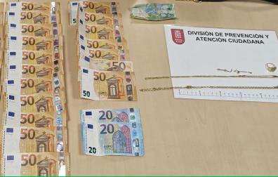 Parte del material hurtado y recuperado (dinero, joyas, ropa) al grupo organizado detenido por la Policía Foral